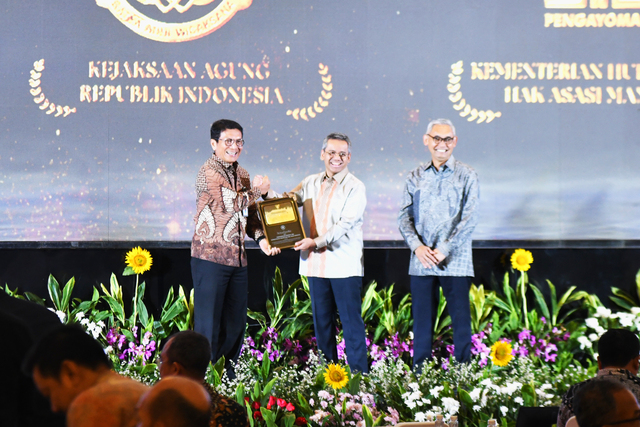 sekjen terima penghargaan